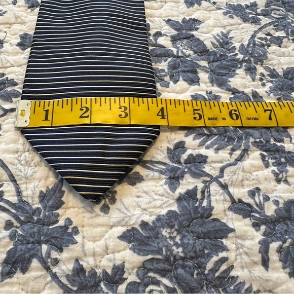 Brooks Brothers Tie Vtg Textured Striped Navy w/ Gold & Cream Silk 56” x 3.75” - Picture 7 of 8